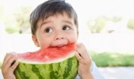 小孩吃嫩瓜,小孩品尝嫩瓜的甜蜜时光