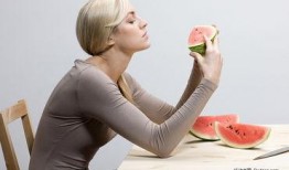 美女吃瓜瞬间图片,捕捉美女瞬间，尽享视觉盛宴