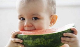 小孩吃嫩瓜,小孩品尝嫩瓜的甜蜜时光