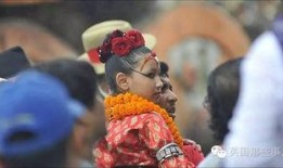 女孩寺庙吃瓜,女孩意外发现吃瓜新境界