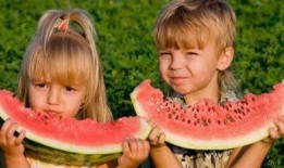 剪发与吃瓜,夏日清爽新体验