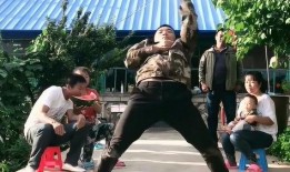 吃瓜的舞王,揭秘吃瓜舞王的传奇风采