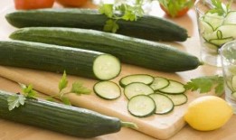 糖尿病人吃瓜有好处吗,吃瓜的利与弊，揭秘瓜类对血糖的影响