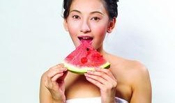 美女吃瓜瞬间图片,捕捉美女瞬间，尽享视觉盛宴