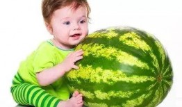 邢台抱孩子吃瓜事件,公共道德与个人行为的边界探讨