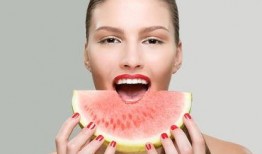 美女吃瓜瞬间图片,捕捉美女瞬间，尽享视觉盛宴