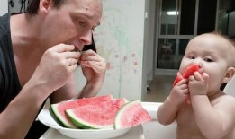 宝宝抢瓜吃,欢乐童趣瞬间